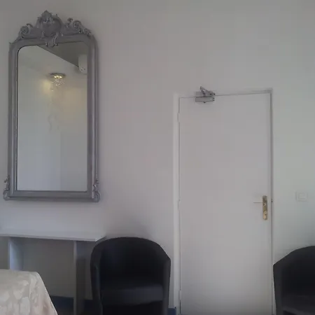 Отель Cresp 2*